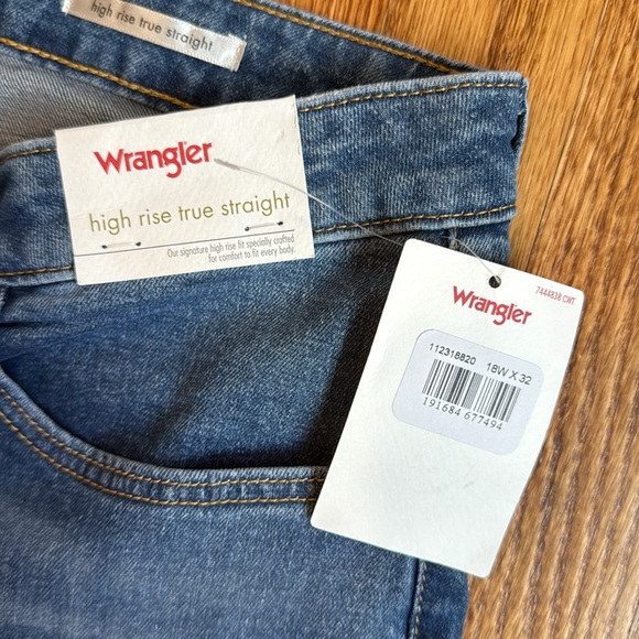 WOMEN'S WRANGLER HIGH RISE TRUE STRAIGHT LEG JEAN - Picture 4 of 4